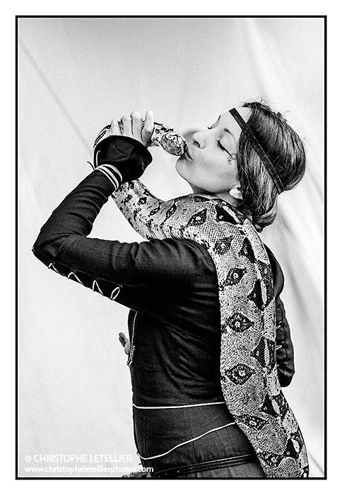 Durant les festivités du marché médiéval de Gisors, une charmeuse de serpent adresse un baiser sur la tête d'une femelle boa. Le baiser de la mort.© 2013 Christophe Letellier tous droits réservés. Reproduction interdite. Pour revenir à la galerie, cliquer sur la photo