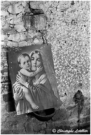 Photo noir et blanc de la galerie "Esotérisme":représentation religieuse Vierge Marie et l'enfant Jésus. © Avril 2007, Christophe Letellier, tous droits réservés. Reproduction interdite. Pour revenir à la galerie, cliquez sur la photo.