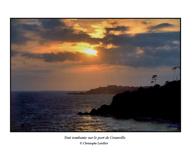 Photo couleur de la galerie "Cartes postales". Coucher du soleil sur le port de Granville.© Août 2001 Christophe Letellier,tous droits réservés.