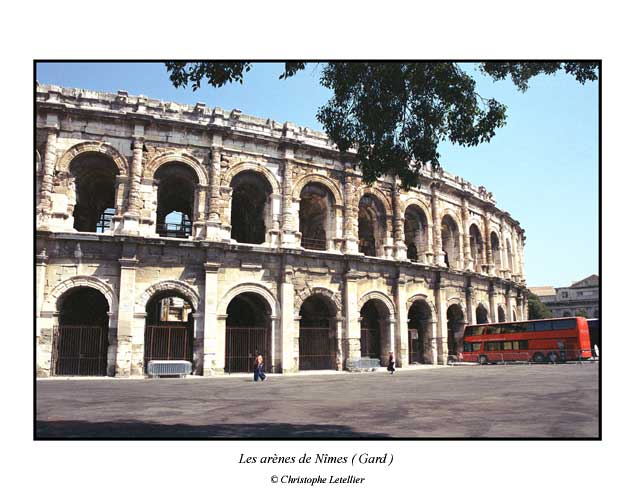 Photo couleur de la galerie "Cartes postales". Nîmes, l'architecture romaine des arènes antiques. © Juillet 2003 Christophe Letellier, tous droits réservés.