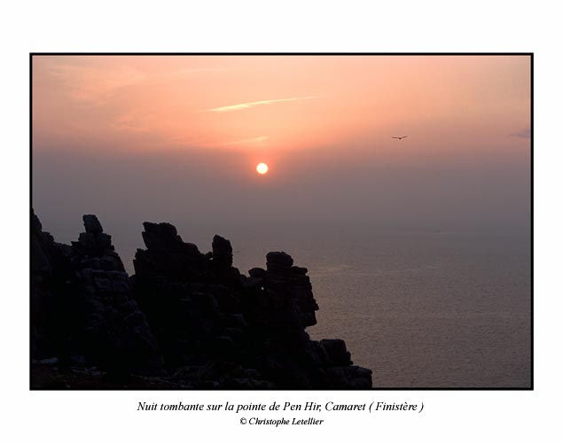 Photo couleur de la galerie "Cartes postales". Coucher de soleil sur les rochers de la pointe de Pen Hir,Camaret, Finistere Nord. © Août 2003 Christophe Letellier,tous droits réservés.