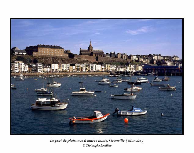 Photo couleur de la galerie "Cartes postales". Granville, le port de pêche à marée haute. © Avril 2004 Christophe Letellier,tous droits réservés.