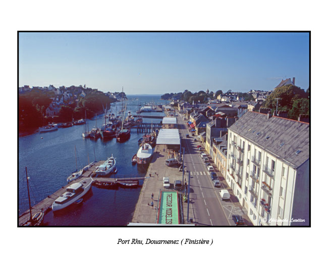 Photo de la galerie Carte postales couleur: Le Port Rhu vu depuis le pont reliant les communes de Douarnenez et de Tréboul dans le Finistère. © Juillet 2006 Christophe Letellier tous droits réservés.