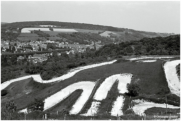 Photo noir et blanc dela galerie " Haute-Normandie ". Piste de moto-cross dans le paysage normand. © Juin 2005 Christophe Letellier, tous droits réservés.Pour revenir à la galerie, cliquez sur la photo.