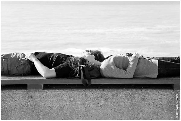 Plage de Veules les Roses-Jeune couple faisant la sieste-© 2010 Christophe Letellier tous droits réservés. Pour revenir à la galerie, cliquez sur la photo.