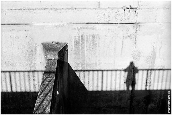 L'ombre projetée du photographe sur la promenade André Tible de Granville dans le département de La Manche. Cliquer sur la photo pour revenir à la galerie de portraits