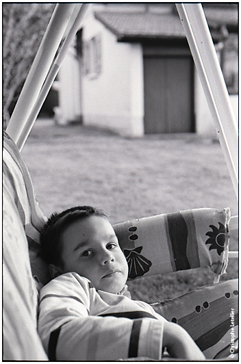 Photo noir et blanc d’un jeune garçon se reposant dans la balancelle familiale. © 2011 Christophe LETELLIER, tous droits réservés. Reproduction interdite sans autorisation préalable de l’auteur. Pour revenir à la galerie, cliquez sur la photo.