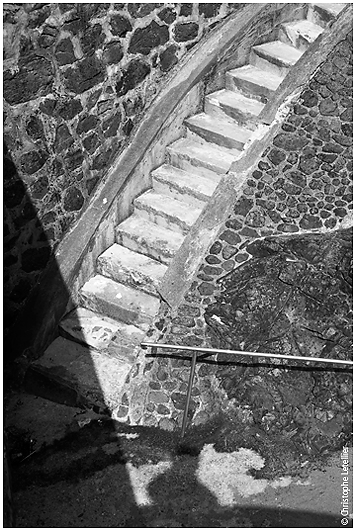 Photo noir et blanc d'escalier descendant sur la plage du plat Gousset à Granville.© 2010 Christophe Letellier tous droits réservés. Reproduction interdite sans autorisation