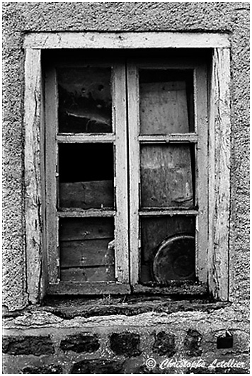 Photo noir et blanc de la galerie "Les inclassables". Vieille fenêtre en bois. © Août 2007, Christophe Letellier tous droits réservés. Reproduction interdite. Pour revenir à la galerie, cliquez sur la photo.