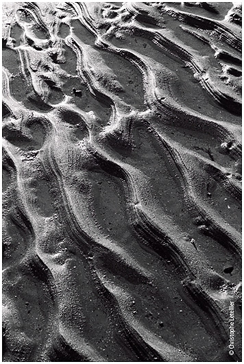 Photo noir et blanc d'une vague de sable. Essai photographique 2. © 2002 Christophe Letellier tous droits réservés. Pour revenir à la galerie, cliquez sur la photo.