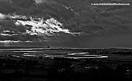 Fond ecran noir et blanc "lumiere dans la Baie du Mont St Michel"