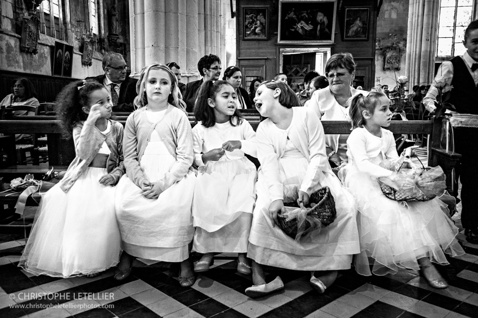 Photo en noir et blanc d'une chorale d'enfants joyeux durant la cérémonie religieuse catholique d'un mariage © 2015 Christophe Letellier all rights reserved. 