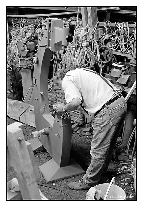 Photo noir et blanc-atelier de fabrication d'un langoustier-passion du bois-passion des bateaux en bois-Douarnenez-Finistere-© Juillet 2008 Christophe Letellier tous droits réservés.