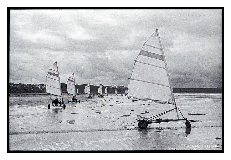 Photo noir et blanc d'un entrainement de chars à voile sur la longue plage de sable fin de Pentrez dans le Finistère.-© Juillet 2009 Christophe Letellier tous droits réservés.