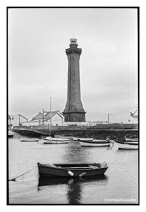 Photo noir et blanc du phare d'Eckmül à la pointe de Penmarc'h dans le sud Finistère. Un des plus grands phares de Bretagne, que l'on peut visiter. © 2005 Christophe Letellier tous droits réservés.