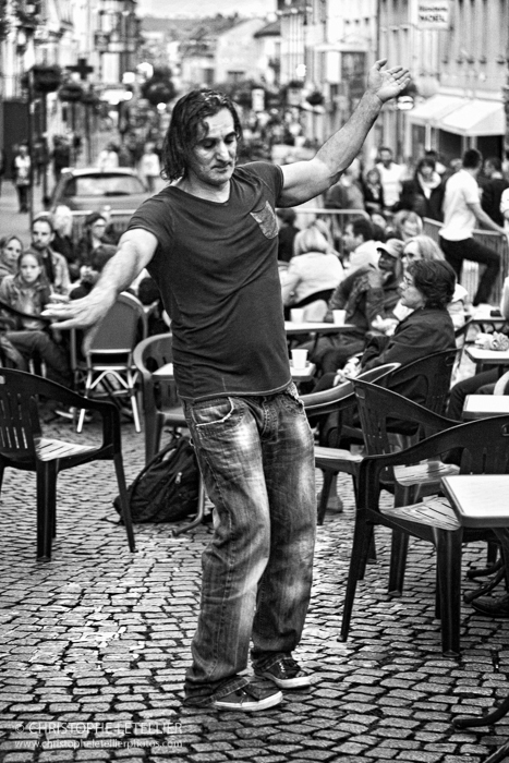 Photo en noir et blanc d'un danseur seul au monde dans la rue de Vienne à Gisors pendant la fête de la musique 2016.© 2016 Christophe Letellier all rights reserved. 