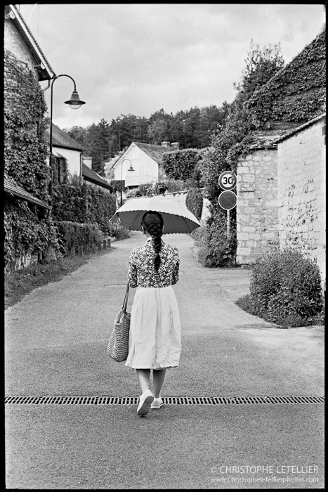 Photo en noir et blanc d'une jeune femme asiatique à l'ombrelle dans le village du peintre impressioniste Claude Monet.© 2017 Christophe Letellier all rights reserved. 
