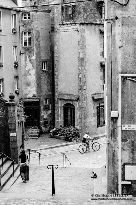 Photo en noir et blanc de la rue des degrés dans la haute ville de Granville. © 2007 Christophe Letellier tous droits réservés. Pour revenir à la galerie, cliquez sur la photo.