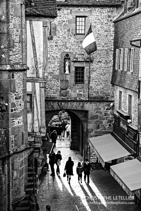 photo en noir et blanc de la rue principale du Mont Saint Michel avec le passage de la porte du Roy© 2007 Christophe Letellier tous droits réservés. Pour revenir à la galerie, cliquez sur la photo.