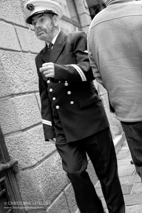 Photo en noir et blanc d'officier de la marine nationale déambulant fièrement dans les rues de Saint Malo en Bretagne. © 2010 Christophe Letellier tous droits réservés. Reproduction interdite sans autorisation