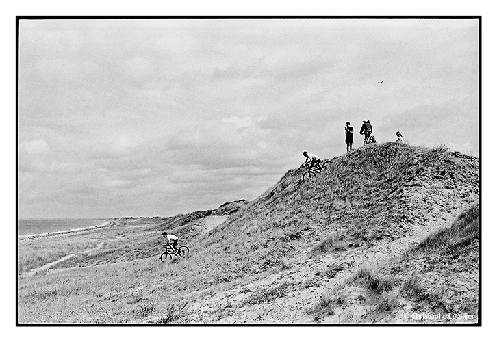De jeunes enfants s'amusent en vélo à dévaler les dunes de la plage de Breville sur Mer dans La Manche. © 2007 Christophe Letellier tous droits réservés. Pour revenir à la galerie, cliquez sur la photo.