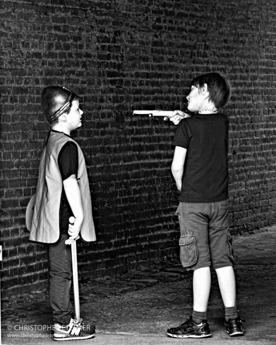 Photo en noir et blanc de jeunes garçons se défiant dans un duel d'armes pendant les festivités medievales de Gisors La Legendaire 2016 © 2016 Christophe Letellier all rights reserved. 