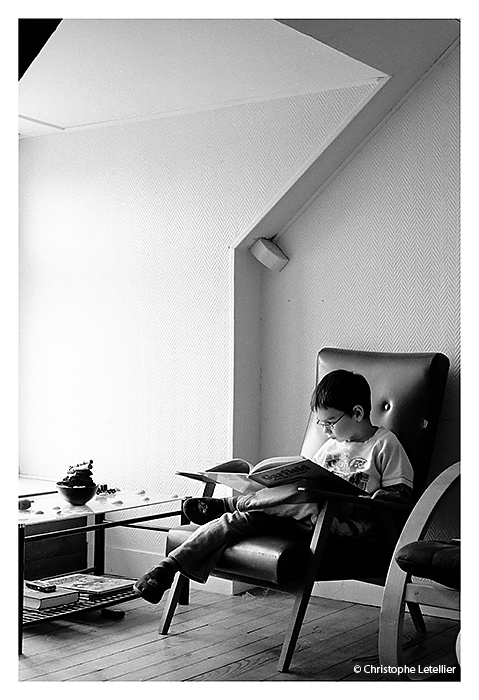 photo noir et blanc d'enfant lisant une bande déssinée de Garfield.© 2010 Christophe Letellier tous droits réservés. Reproduction interdite. 