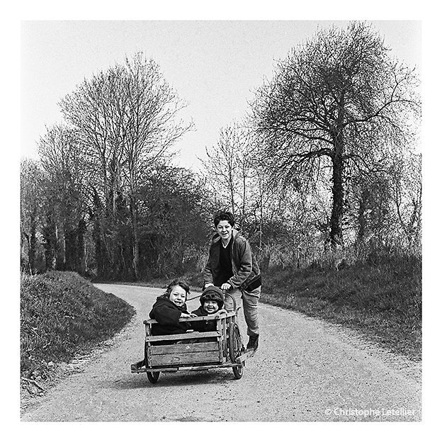 Photo en noir et blanc humaniste de jeunes enfants s'amusant dans une voiture à bras de leur invention. ©  2002 Christophe Letellier, tous droits réservés. Pour revenir à la galerie, cliquez sur la photo.