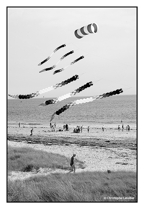 Photo en noir et blanc de la plage de Dieppe. © 2011 Christophe LETELLIER tous droits réservés. Reproduction interdite sans autorisation préalable de l’auteur. Cliquer pour revenir à la galerie.