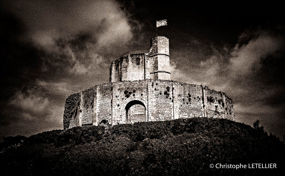 Photo en noir et blanc du donjon, sur sa motte castrale, du chateau medieval de Gisors en Haute Normandie. © 2015 Christophe Letellier all rights reserved. 
