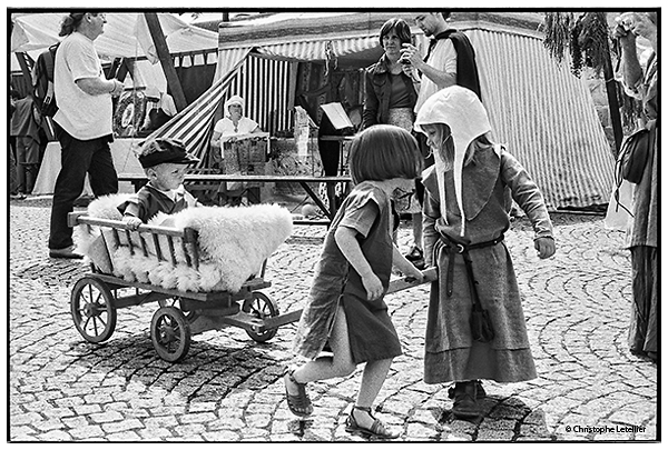 Photo noir et blanc de jeune enfants habillés dans des costumes de l'époque médiévale normande. © 2011 Christophe LETELLIER, tous droits réservés. Reproduction interdite sans autorisation préalable de l’auteur. Pour revenir à la galerie, cliquez sur la photo.