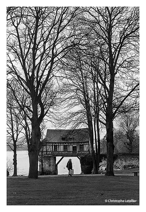 "LA PASSANTE".Photo noir et blanc de la galerie "Haute Normandie". Bords de Seine à Vernon, le vieux moulin. © 2003 Christophe Letellier, tous droits réservés. Pour revenir à la galerie, cliquez sur la photo.
