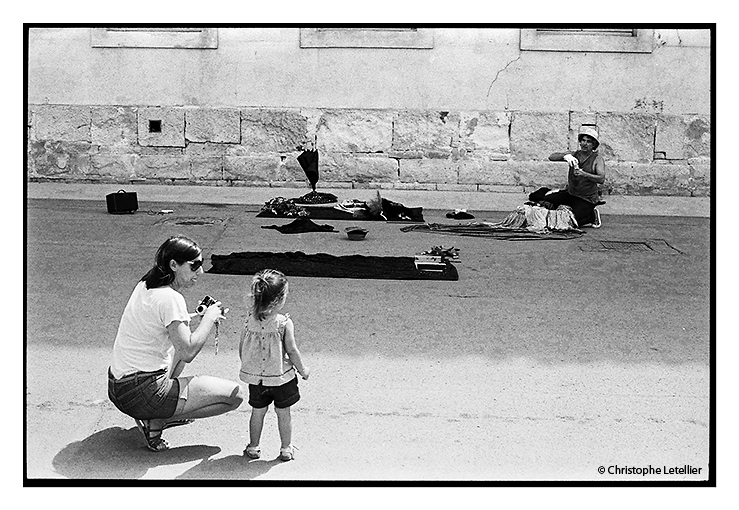 Photo d'un marionnettiste ambulant sur la Place de la République de la ville d'Arles. © juillet 2012 Christophe Letellier tous droits réservés. Pour revenir à la galerie, faites un clic-gauche sur la photo.